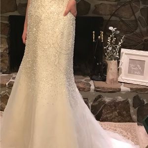 Wedding dress, New with tags!! Regular 1,450!! Beautiful bead work! Size 14